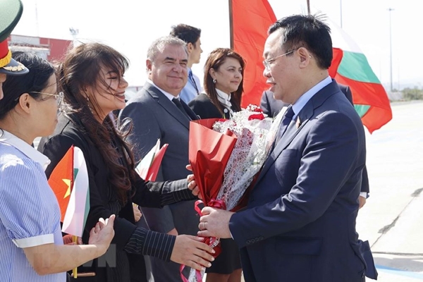 Chủ tịch Quốc hội Vương Đình Huệ thăm thành phố Burgas và cảng BMF Burgas, Bulgaria